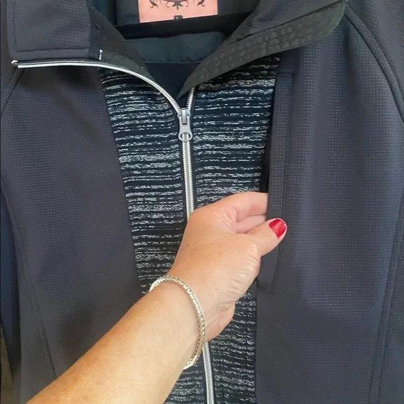 Black and silver ski jacket with detachable fur hat and zippered pockets. Large - Picture 7 of 16